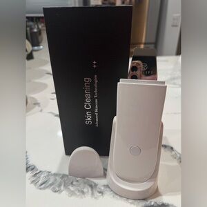 White Skin Cleaning Device